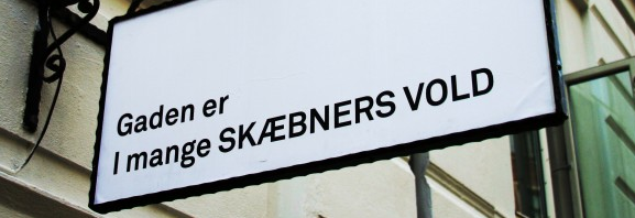 Gaden Finder Vej: Et sigende skilt fra Jægersborggade (Kilde: www.gadenfindervej.dk)